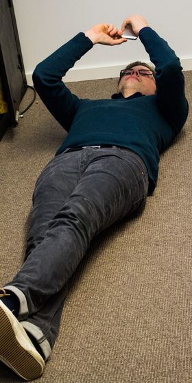 Audun lå langflat for å kvitte seg med kvalmen etter bare få minutter med spilling på Oculus Rift. (Foto: Jørgen Elton Nilsen / Hardware.no)