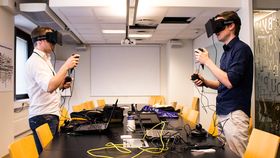 Varg og Audun prøver en Oculus Rift-demo sammen. (Foto: Jørgen Elton Nilsen, Hardware.no)