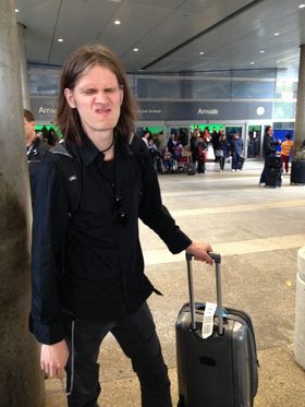 Øystein var klar for senga etter den lange flyturen.