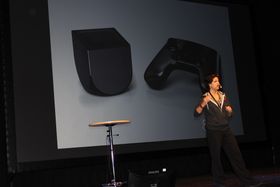 Julie Uhrman talte til en stor forsamling av nordiske utviklere i Malmø. Foto: Marius Kjørmo
