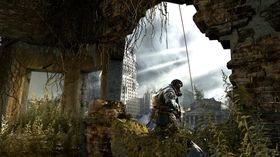 Artyom blendes av lyset når han trer ut fra undergrunnen.