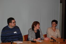 Ragnhild Bjørnebekk (i midten) la frem sine konklusjoner på workshoppen i Bergen. Til venstre: Tormod Dag Fikse, spillanmelder i Bergensavisen. Til høyre: Åse Mette Østland, Spillavhengighet Norge. (Foto: Marius Kjørmo)
