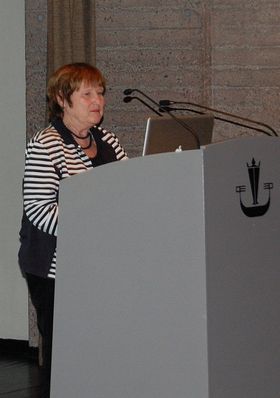 Ragnhild Bjørnebekk på talerstolen i Bergen. (Foto: Marius Kjørmo)