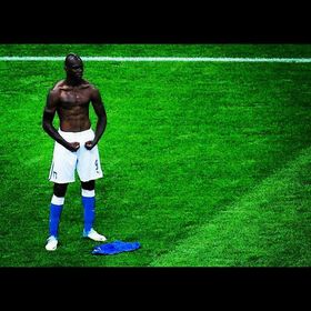 Mario Balotellis målfeiring resulterte i gult kort. (Bilde: EA/Facebook.)