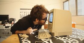 Phil Fish demonstrerer Cybervision, et 'spill' han skapte som barn.