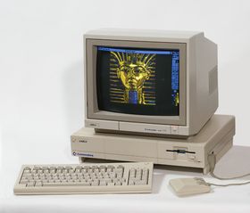 Amiga 1000 var den første Amiga-modellen. Maskinen kjører Deluxe Paint. Bilde: Kaiiv (Wikipedia).