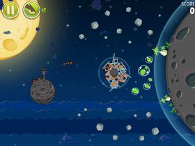 Både Angry Birds Space og Shattered Horizon leker med tyngdekraften.