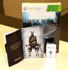 Dark Souls Limited Edition til Xbox 360, med zippolighter og figurmekkebok.