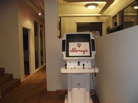 Denne arkademaskinen står utstilt i inngangen. (Foto: Lars Devold/Gamer.no)