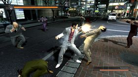Kazuma mot mer ordinære fiender, i Yakuza 3.