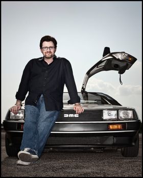 Ernest Cline sammen med et annet kjent åttitallsikon. Foto: Vendetta Forlag