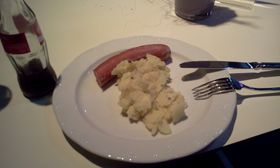 Gårsdagens vemmelige lunsj. Pølse med en slags kald potetsalat. (Foto: Marius Kjørmo/ Gamer.no)