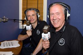 Alan Smith (t.v.) og Martin Tyler i aksjon.