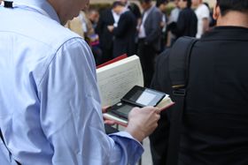 En japaner leser og spiller 3DS samtidig i køen. (Foto: Mikael H. Groven/Gamer.no)