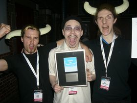 Jo-Remi Madsen, Aleksander Vinter og Simon Andersen mottar prisen Indie Sensation Award under Nordic Game Awards.
