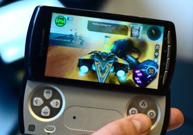 Hovedpremien er to kritikerroste Xperia Play-telefoner fra Sony Ericsson. Denne har fått mye skryt for sine spillmuligheter. (Foto: Amobil.no)