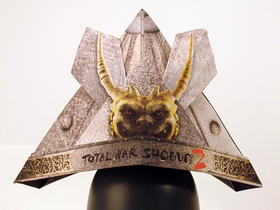 Origami-hjelm.