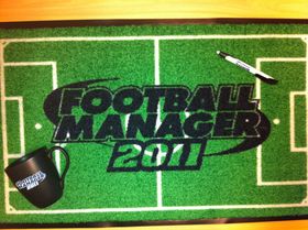 Dagens vinner får Football Manager 2011, kaffekrus, penn og dørmatten på bildet her.