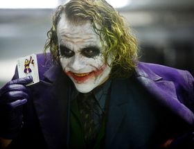 Snart kan du se Heath Ledger spille Joker i actionfilmen The Dark Knight på PlayStation 3.