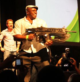 Lester Speight som spelar Augustus «Cole Train» Cole i Gears of War plaffar laus med Cliffy B i bakgrunnen.