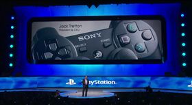 Jack Tretton, administrerende direktør i SCEA, var vert for kveldens show.