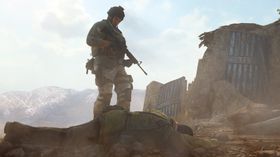 I neste øyeblikk sparka han den afghanske soldaten ned i grøfta.