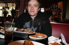 Lasse har fått sin «Super Big Mixed Grill Taco Platter». (Foto: Mikael H. Groven/Gamer.no)