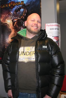 En smørblid Roy Berge var den første som fikk forsøke seg som Kratos på kinoturneens første dag i Bergen Kino. (Foto: Thomas Owren/Gamer.no