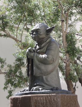 Yoda vokter porten utenfor LucasArts-bygget i San Francisco. (Foto: Mikael H. Groven/Gamer.no)