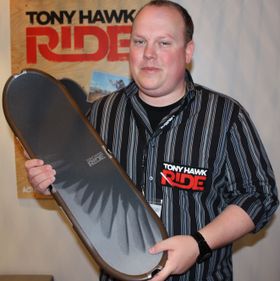 Produsenten på Tony Hawk: Ride viser frem rullebrettet vi testet. Logoen er også med tre ganger på det lille bildet, sterkt! (Foto: Mikael H. Groven/Gamer.no)