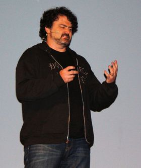 Tim Schafer snakker om Brütal Legend. (Foto: Lasse Lervik/Gamer.no)