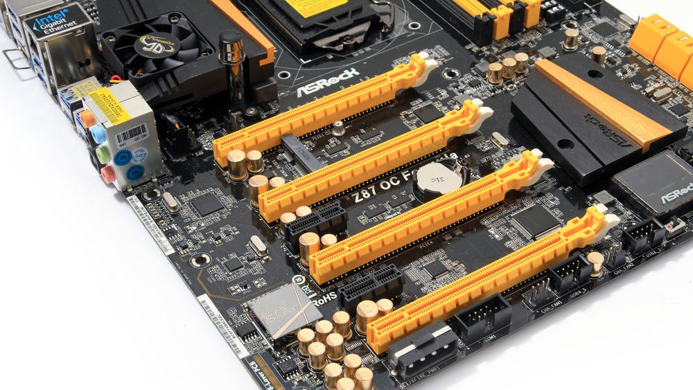 Hovedkortet har fire PCI Express x16-spor, et mini-PCIe- og to PCIe x1-spor.