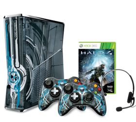 Xbox 360 med 320 GB i Halo 4-design, spillet Halo 4, to Halo 4-håndkontrollere og et headset.