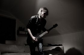 I godt lys ser alle kule ut når dei spelar gitar. Kanskje eg heller skal starte rockelysskulen?