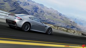Aston Martin i naturskjønne omgivelser.