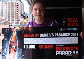 Simen «rvg» Lilleeng viser stolt frem beviset på at han er den beste Crysis 2-spilleren i vår landsdekkende spillturnering. (Foto: Lars Nerdal)