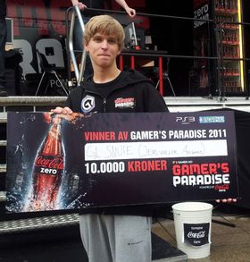Her er beviset på at Jens «GLSnute» Waller Aasgaard (20) er den beste spilleren i vår StarCraft II-turnering. (Foto: Tor-Steinar N. Tangedal)
