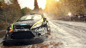 Rallybil i den finske høstskogen. Svært kledelig!
