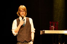 Erik «AltF4» Brendløkken fra forumet delte ut prisen for Årets rolle/eventyrspill i 2010. (Foto: Viktor Jæger)