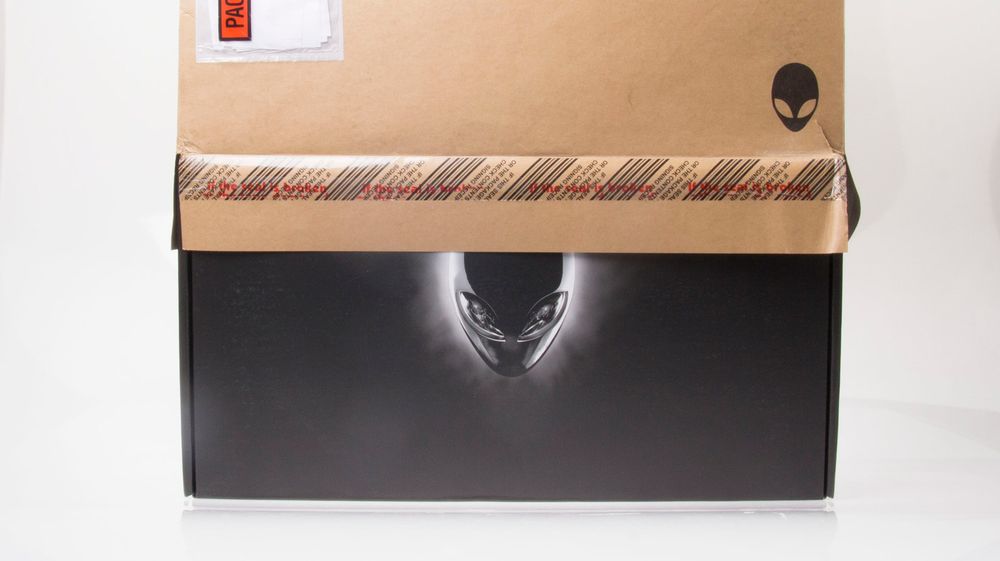 Pappen satt godt, og ville nesten ikke slippe taket i den stilige Alienware-esken.