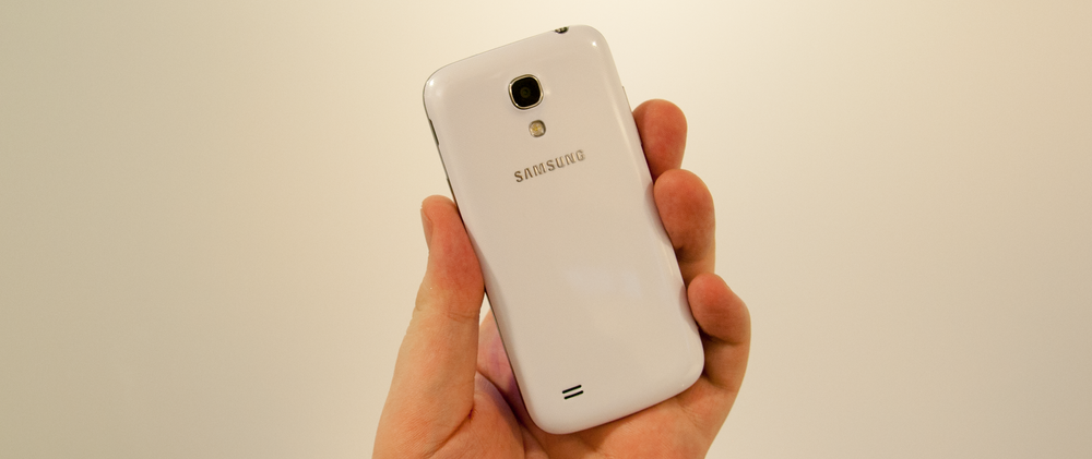 Akkurat som den store Galaxy S4-modellen har Mini et svakt mønstrete deksel.