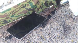 Telefonen har vi gjemt i skyggen bak solcelle-laderen. .