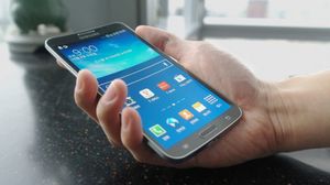 Også Samsung har kommet med buede telefoner. Her Samsung Galaxy Round:.