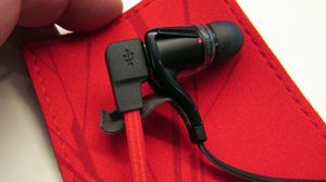 Inne i futeralet er det en microUSB-plugg som kan gi strøm til håndfrisettet. Men du må huske å lade opp ekstrabatteriet også.