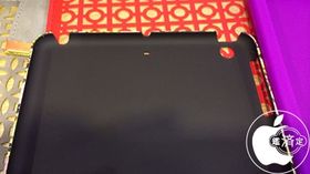 Dette iPad mini-dekselet har utskjæring til et mikrofonhull på baksiden.