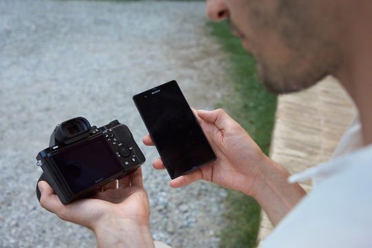 A7 i bruk med NFC og smarttelefon.