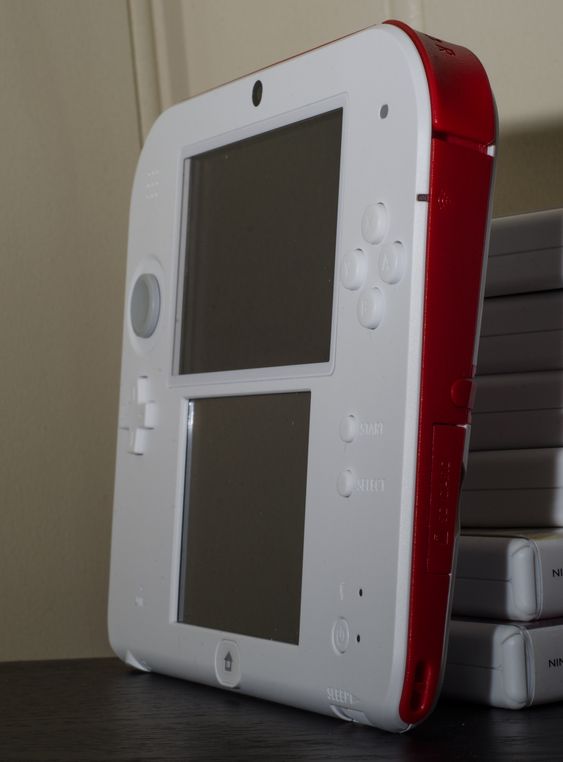 2DS minnar litt om både GameBoy og Game & Watch. (Foto: Øystein Furevik/Gamer.no).