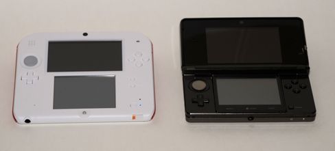 2DS og 3DS er ganske like i storleik. (Foto: Øystein Furevik/Gamer.no).