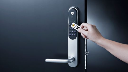 Yale Doorman lar deg slippe nøkkel.
