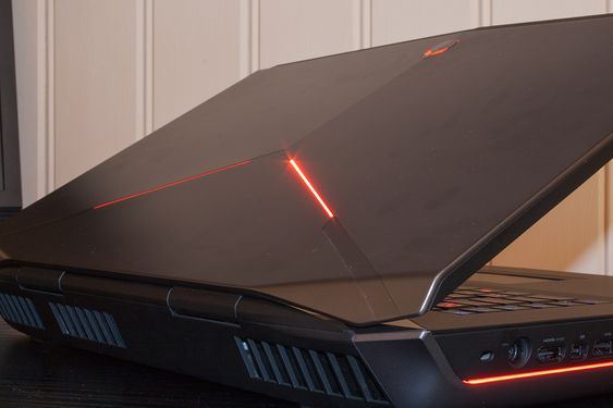 Heller ikke topplokket slipper unna de mange LED-lysene, men vi synes Alienware 18 heller mer mot gjennomført enn overdrevent.